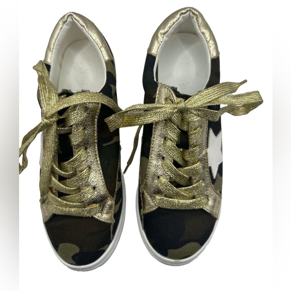 Nature Breeze Kickin’ it camo sneakers, camo, gold, Size 6.5
